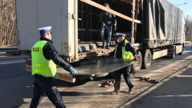 Katowice: Policjanci pomogli załadować TIRa, który zgubił ładunek. Poszło im raz dwa!