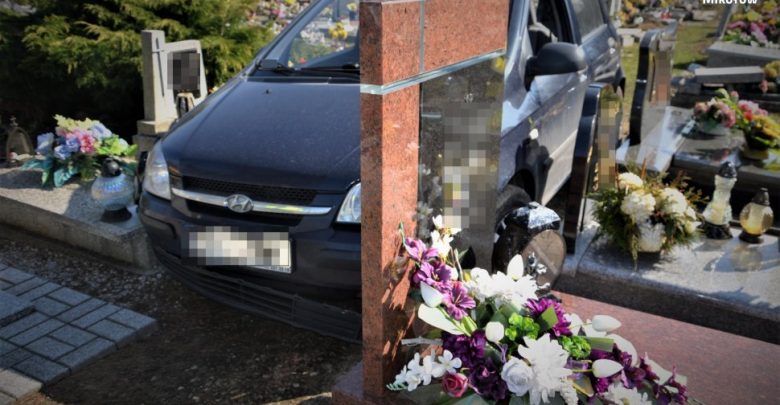 Śląskie: 88-latek jeździł samochodem po cmentarzu! Teraz liczą zniszczone groby [ZDJĘCIA] (fot.KPP Mikołów)