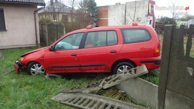 Groźny wypadek w Rybniku. Osobowe Renault na ulicy Podmiejskiej przeleciało przez pas jezdni, chodnik i pas zieleni, po czym staranowało betonowe ogrodzenie (fot.Policja Rybnik)