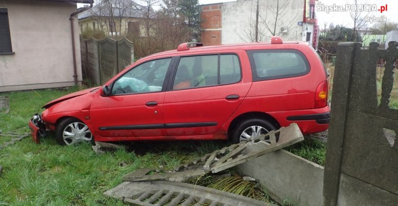 Groźny wypadek w Rybniku. Osobowe Renault na ulicy Podmiejskiej przeleciało przez pas jezdni, chodnik i pas zieleni, po czym staranowało betonowe ogrodzenie (fot.Policja Rybnik)