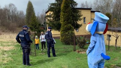 Rybnik: Sznupek odwiedził chłopca na kwarantannie. Bartek chce w przyszłości zostać policjantem (fot.Śląska Policja)