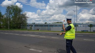 Śląskie: Prowadził auto z białym proszkiem na nosie. Policjantom od razu powiedział, że to amfetamina i przed chwilą wciąg (fot.Śląska Policja)