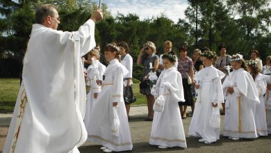 Dopuszczalna komunia na rękę, uroczystości w małych grupach. Decyzja o Pierwszych Komuniach Świętych w arch.katowickiej Foto: Biuro Prasowe Archidiecezji Katowickiej