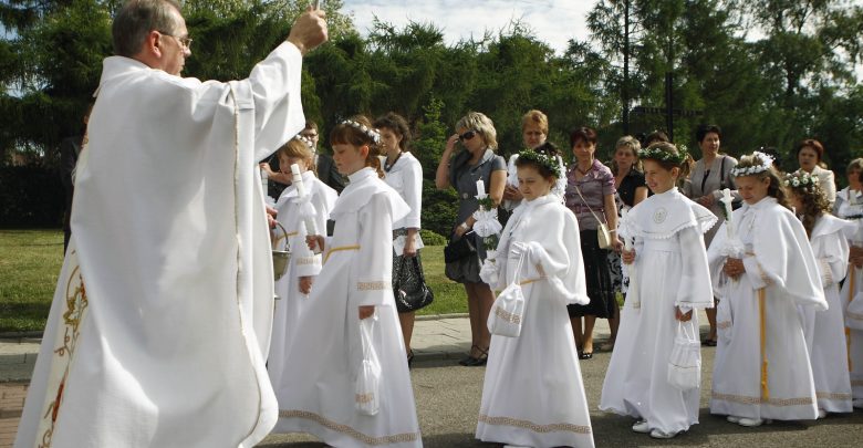 Dopuszczalna komunia na rękę, uroczystości w małych grupach. Decyzja o Pierwszych Komuniach Świętych w arch.katowickiej Foto: Biuro Prasowe Archidiecezji Katowickiej