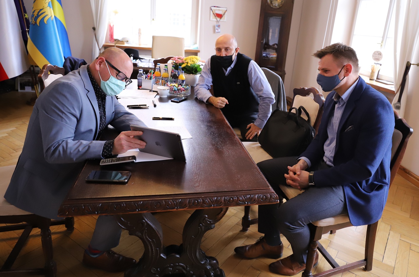 O pomysłach  i sposobie organizacji klas Dariusz Skrobol rozmawiał z Damianem Pławeckim, trenerem UKS Plesbad Pszczyna, a także Wojciechem Pękałą właścicielem Śląskiego Centrum Tenisa. [fot. UM Pszczyna]