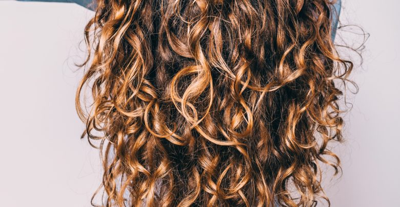 Kręcone włosy to najgorętszy trend w 2021 roku! Trwała ondulacja wraca! (foto: materiał partnera)