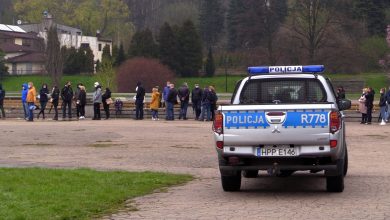 Kolejki do szczepień były duże, a mieszkańcy ze względu na brzydką pogodę mieli przy sobie koce i termosy z ciepłą herbatą. Szczepiono do końca zapasów. 