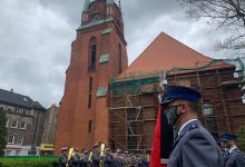 Całe miasto żegnało zastrzelonego w Raciborzu policjanta. W całej Polsce o 12.00 zawyły policyjne syreny (fot.Paweł Jędrusik)