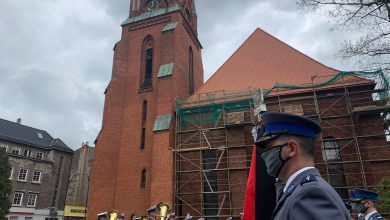 Całe miasto żegnało zastrzelonego w Raciborzu policjanta. W całej Polsce o 12.00 zawyły policyjne syreny (fot.Paweł Jędrusik)