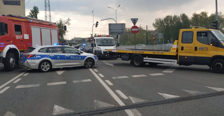 Po zderzeniu samochodów osobowych stanęła Chorzowska w obie strony - ruch jest bardzo spowolniony, na miejscu wypadku wciąż trwa usuwanie jego skutków