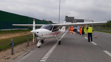 Niecodzienny widok na autostradzie A1 w Częstochowie. W piątek, 14 maja rano na jezdni wylądowała awionetka! Miał awarię silnika! (fot. Policja Śląska)