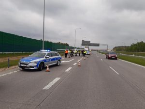 Niecodzienny widok na autostradzie A1 w Częstochowie. W piątek, 14 maja rano na jezdni wylądowała awionetka! Miał awarię silnika! (fot. KWP Katowice)