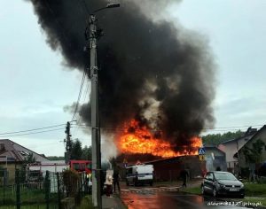 Stodoła spłonęła w Tychach. Pożar widać było z daleka, krowa i kury ewakuowane (fot.www.112tychy.pl)