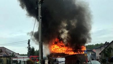 Stodoła spłonęła w Tychach. Pożar widać było z daleka, krowa i kury ewakuowane (fot.www.112tychy.pl)