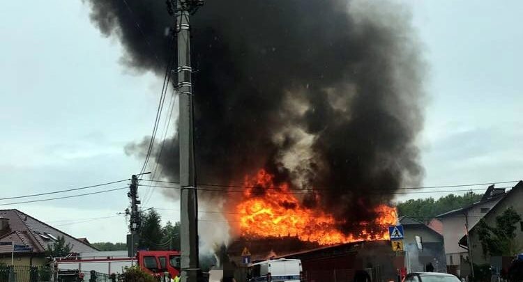 Stodoła spłonęła w Tychach. Pożar widać było z daleka, krowa i kury ewakuowane (fot.www.112tychy.pl)