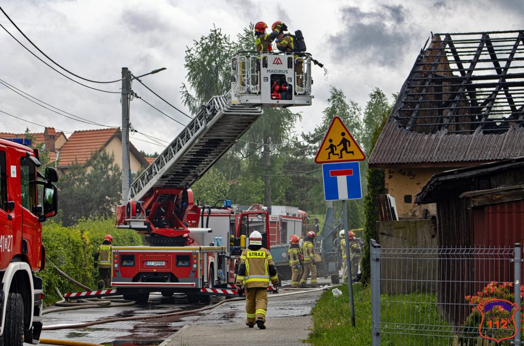 W Tychach strażacy gasili pożar stodoły. W ogniu stanął budynek przy ulicy Szkolnej. Słup dymu widać było z daleka. (fot.www.112tychy.pl)