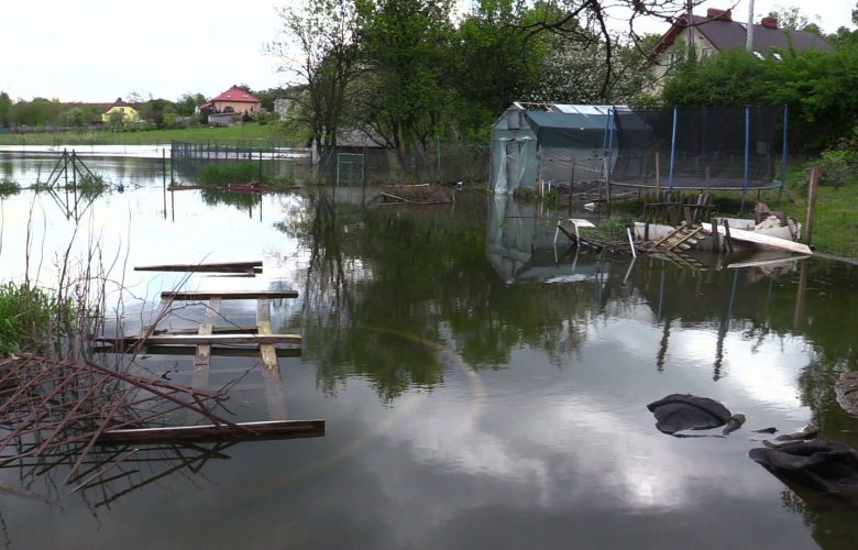 Zatopione ulice i posesje, boisko, które spłynęło z wodą. Śląsk liczy straty po ogromnych burzach