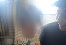 Przerażona 1,5-roczna dziewczyna chodziła sama po mieście! Policjantka zachował się jak najlepsza niania! (fot.policja)