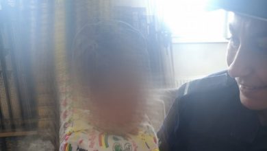 Przerażona 1,5-roczna dziewczyna chodziła sama po mieście! Policjantka zachował się jak najlepsza niania! (fot.policja)