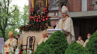 Pielgrzymka mężczyzn do Piekar Śląskich. Mocna słowa arcybiskupa Gądeckiego: "Są tacy, którzy ogłosili bogiem siebie" (fot.Archidiecezja Katowicka)