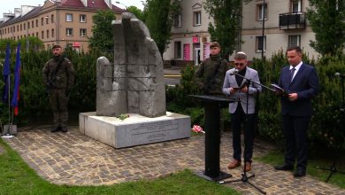 W Chorzowie, na skwerze przy skrzyżowaniu ulic Batorego i Jubileuszowej odsłonięto dziś pomnik ofiar znajdującego się tutaj w trakcie wojny podobozu KL Auschwitz o nazwie BismarckHutte, którego więźniowie pracowali w pobliskiej hucie.