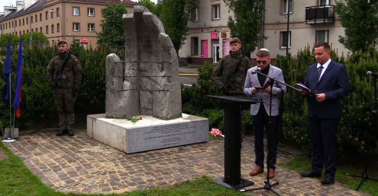 W Chorzowie, na skwerze przy skrzyżowaniu ulic Batorego i Jubileuszowej odsłonięto dziś pomnik ofiar znajdującego się tutaj w trakcie wojny podobozu KL Auschwitz o nazwie BismarckHutte, którego więźniowie pracowali w pobliskiej hucie.