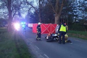 Dwóch motocyklistów zginęło w czołówce z Jeepem! W szpitalu zmarła pasażerka jednego z nich (fot.KPP Zgierz)