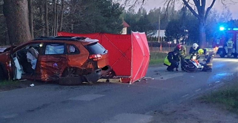 Dwóch motocyklistów zginęło w czołówce z Jeepem! W szpitalu zmarła pasażerka jednego z nich (fot.KPP Zgierz)