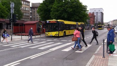 Mandat za słuchawki i rozmowę przez telefon na przejściu dla pieszych! Już za kilka dni zmiany w prawie