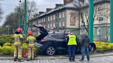 0,8 promila "wyprostowało" mu rondo? W Tychach nietrzeźwy kierowca zatrzymał się na słupie (fot.www.112tychy.pl)