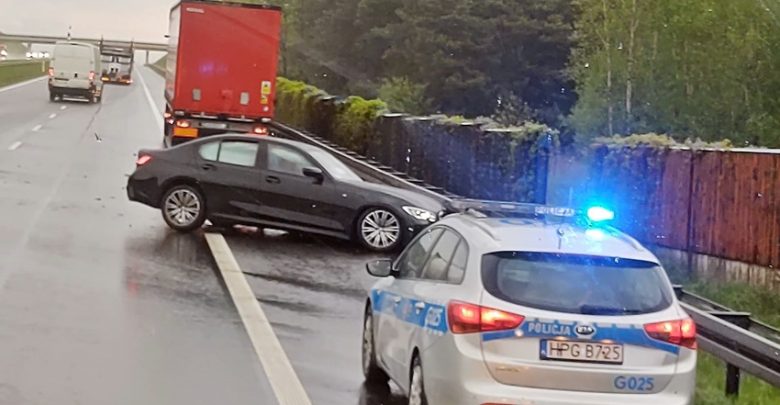 Groźny wypadek na autostradzie A4, Na jej 354-ym kilometrze doszło do zderzenia BMW i ciężarówki. źródło: www.112tychy.pl - Tyskie Służby Ratownicze