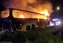 Turystyczny autobus doszczętne spłonął w Imielinie. Sam kierowca - chociaż gasił, jak i czym mógł - nie był w stanie pokonać szybko rozprzestrzeniającego się ognia (fot.www.112tychy.pl)