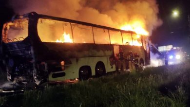 Turystyczny autobus doszczętne spłonął w Imielinie. Sam kierowca - chociaż gasił, jak i czym mógł - nie był w stanie pokonać szybko rozprzestrzeniającego się ognia (fot.www.112tychy.pl)