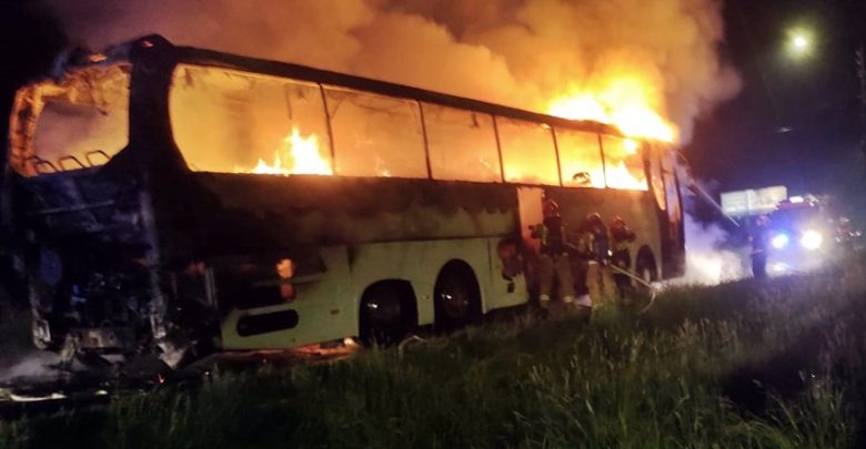 Turystyczny autobus doszczętne spłonął w Imielinie. Sam kierowca - chociaż gasił, jak i czym mógł - nie był w stanie pokonać szybko rozprzestrzeniającego się ognia (fot.www.112tychy.pl)