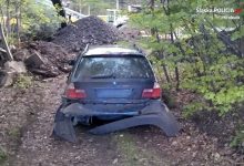 BMW zaczęło uciekać przed policją w jednym kawałku, a skończyło w kilku (fot.policja)