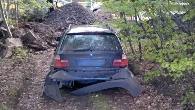 BMW zaczęło uciekać przed policją w jednym kawałku, a skończyło w kilku (fot.policja)