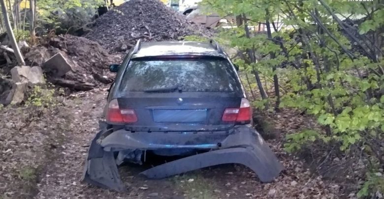 BMW zaczęło uciekać przed policją w jednym kawałku, a skończyło w kilku (fot.policja)