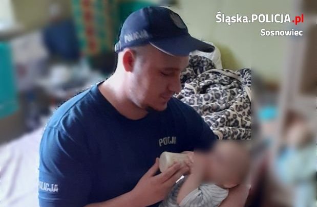 Historia z Sosnowca wzruszyła całą Polskę! Podczas interwencji policjant nakarmił niemowlaka. Ojciec leżał pijany... (fot.KWP Katowice)