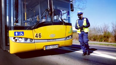 Policjant podczas kontroli autobusu pod kątem przestrzeganie obostrzeń dotyczących COVID-19 (fot.KMP Zabrze)