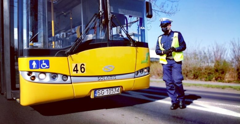 Policjant podczas kontroli autobusu pod kątem przestrzeganie obostrzeń dotyczących COVID-19 (fot.KMP Zabrze)