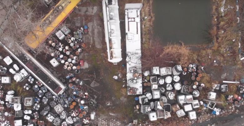 Niebezpieczne odpady przy ul. Szyby Rycerskie 8 w Łagiewnikach zostały ujawnione podczas kontroli w grudniu 2018 roku. [fot. UM Bytom]