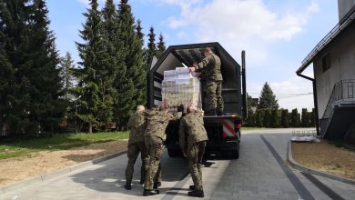 Dostarczyli żywność m.in. do Ciśćca, Żabnicy, Cięciny czy Jasienicy. W sumie przewieźli 9 palet żywności. [fot. Caritas diecezji bielsko-żywieckiej / UM Bielsko-Biała]