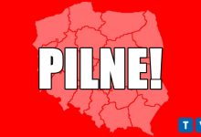 Na zdjęciu biały kontur o kształcie mapy Polski na jaskrawo czerwonym tle. Na środku mapy Polski duzy napis PILNE. W prawym dolnym rogu logo telewizji TVS