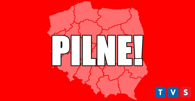 Na zdjęciu biały kontur o kształcie mapy Polski na jaskrawo czerwonym tle. Na środku mapy Polski duzy napis PILNE. W prawym dolnym rogu logo telewizji TVS