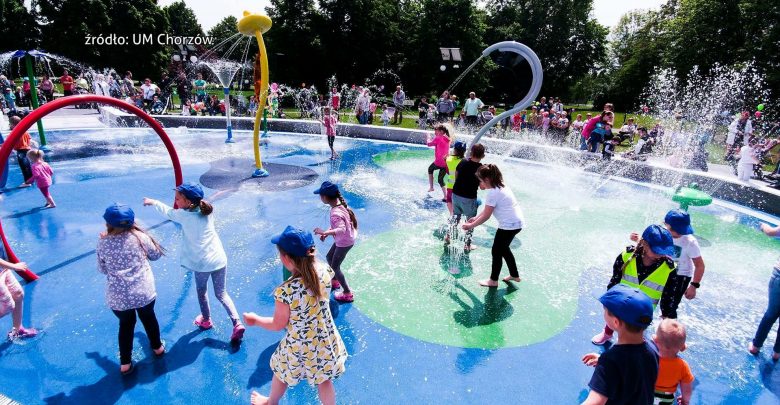 Choć pogoda jest jeszcze mocno wiosenna, to kolejne miasta uruchamiają wodne place zabaw. W Chorzowie w Dzień Dziecka otwarto pierwszy tego typu obiekt w mieście