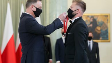 Za wybitne osiągnięcia sportowe. Prezydent Andrzej Duda odznaczył Kubę Błaszczykowskiego (fot.prezydent.pl)