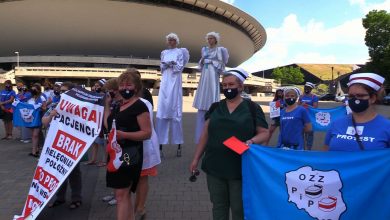 Mają dość głodowych pensji! Protest pielęgniarek i położnych pod Spodkiem w Katowicach