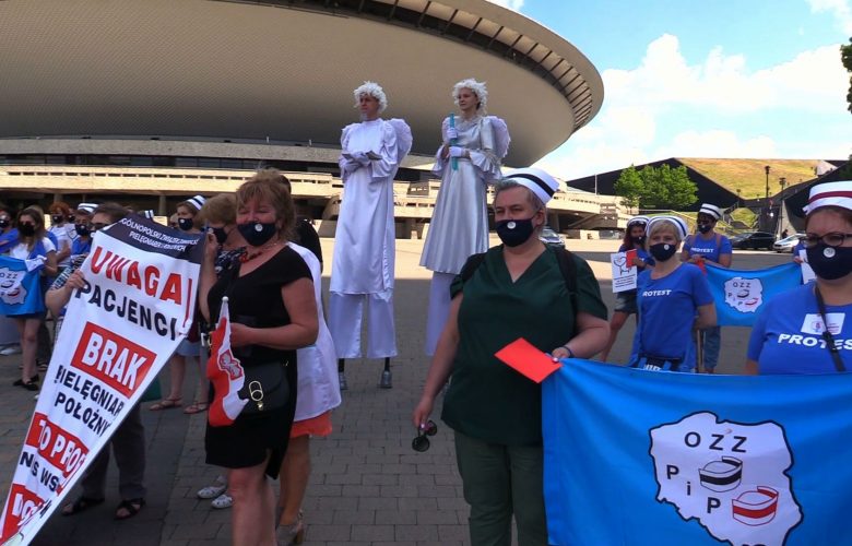 Mają dość głodowych pensji! Protest pielęgniarek i położnych pod Spodkiem w Katowicach