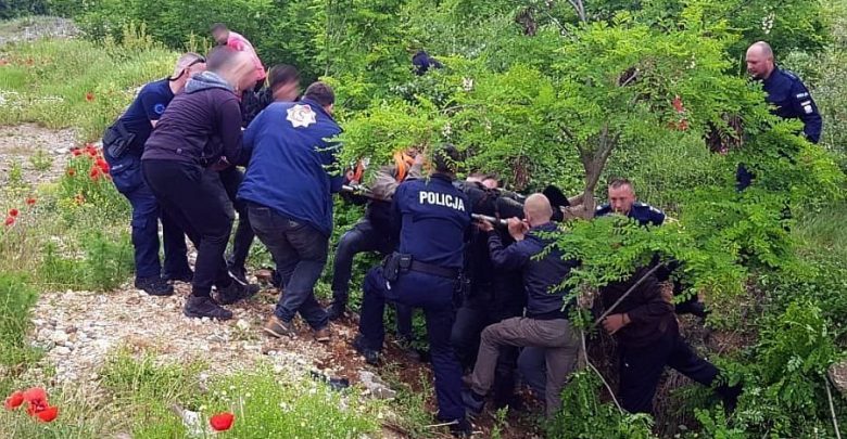 Motocyklista miał wypadek w Kosowie. Leżał w wąwozie przez kilka dni. Ratowali go Śląscy policjanci [ZDJĘCIA]. Fot. Policja Śląska