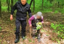 92-latka zniknęła bez śladu. Znalazła się w lesie, zdezorientowana i z bukietem kwiatów (fot.policja)